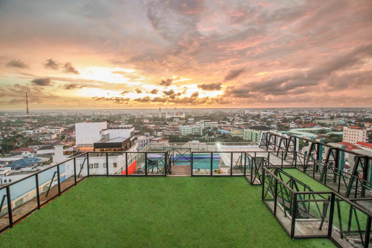 Harris Hotel Понтианак Экстерьер фото